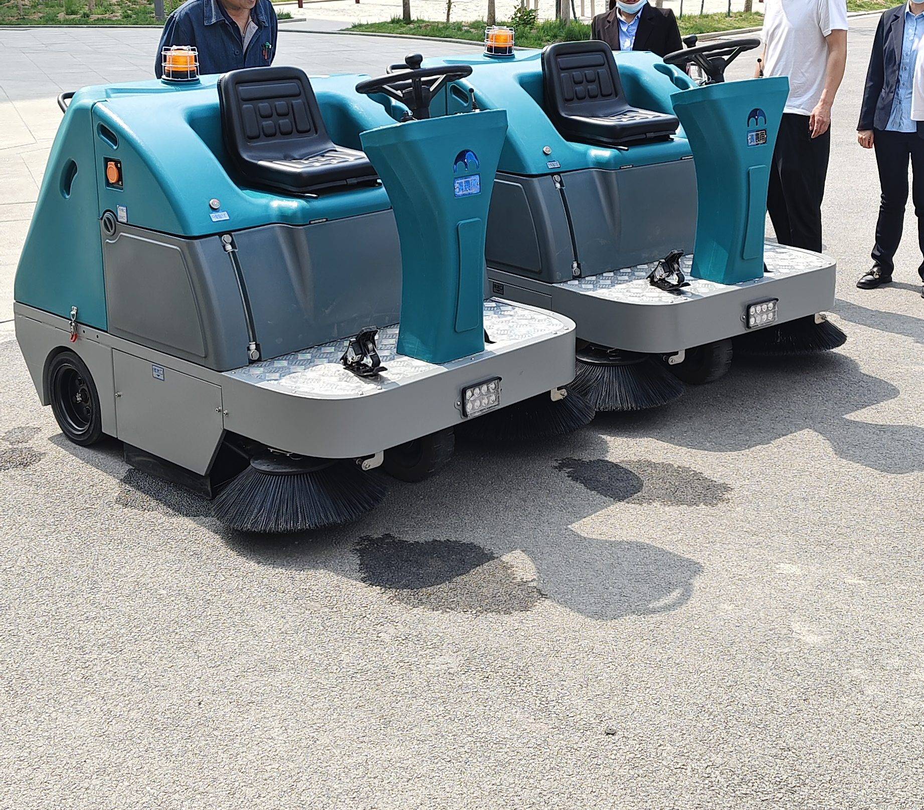 革新工廠物業(yè)清潔新紀(jì)元 清晨雨掃地車與掃拖一體車雙星閃耀 物業(yè)管理